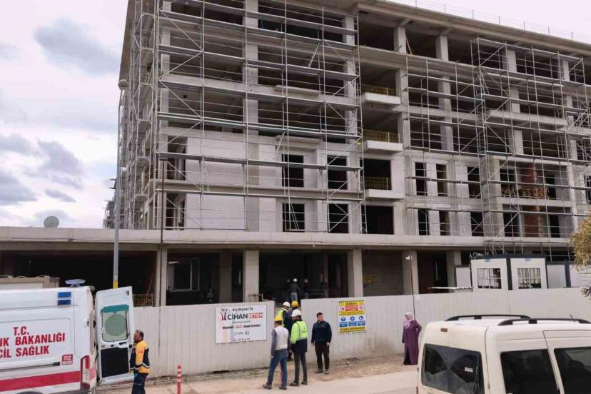 İnegöl’de İnşaatta Korkutan Kaza: 2. Kattan Düşen İşçi Yaralandı